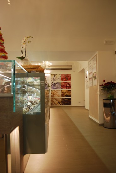 Gelateria Dario di Loano-banco gelateria, vetrina, gusti gelato.