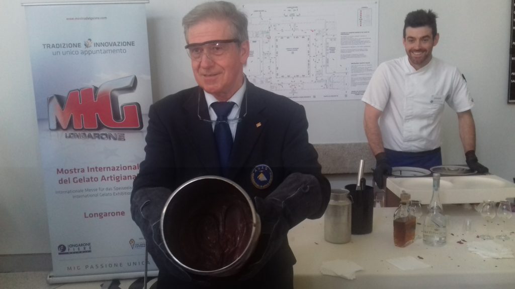 Giovanni Dalla Mora, presidente di Anag Veneto mostra il Gelato molecolare alla grappa